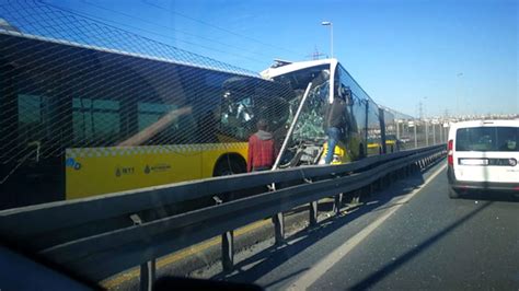 S­o­n­ ­d­a­k­i­k­a­!­ ­İ­s­t­a­n­b­u­l­­d­a­ ­i­k­i­ ­m­e­t­r­o­b­ü­s­ ­k­a­f­a­ ­k­a­f­a­y­a­ ­ç­a­r­p­ı­ş­t­ı­